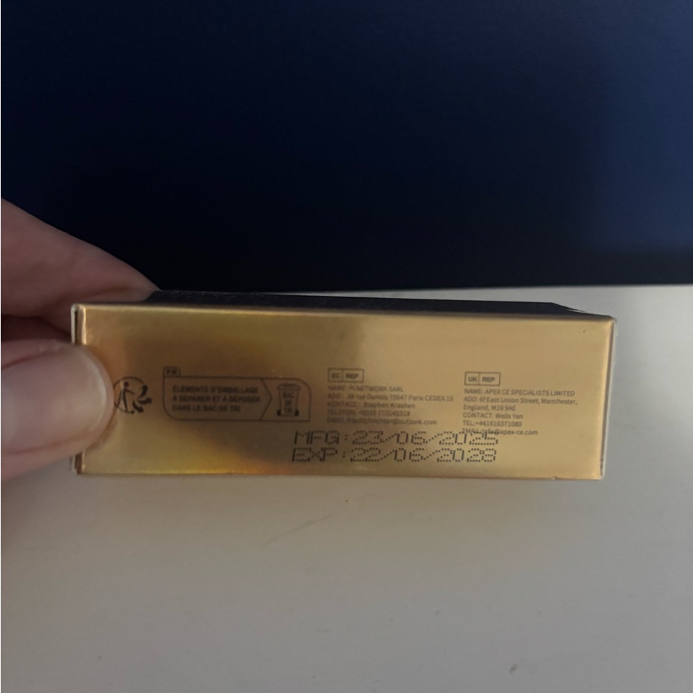 Smart Color Gold Flake Lipstick - Picture 2 of 4